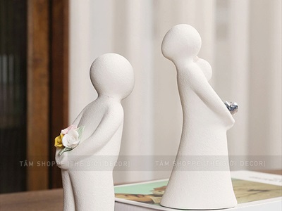 Tượng gốm đôi trai gái ôm hoa và trái tim [Nhẹ - Rỗng ruột] C16.5cm MOHINH-01